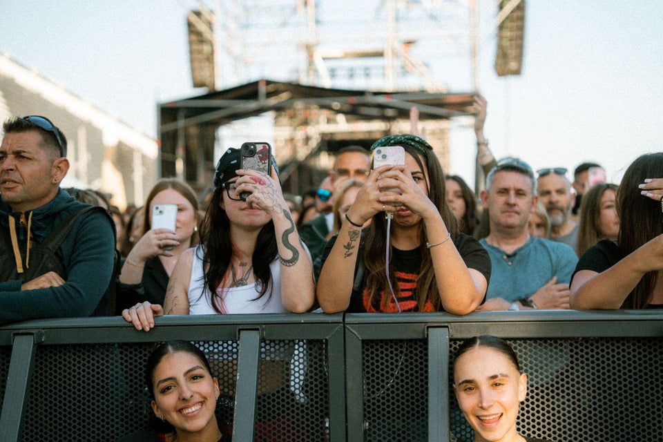 Imagen relacionada con Accesorios de celular para conciertos y festivales en Costa Rica: guía de supervivencia