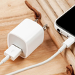 Cargador iPhone 5W 2 en 1 – Compacto y Versátil